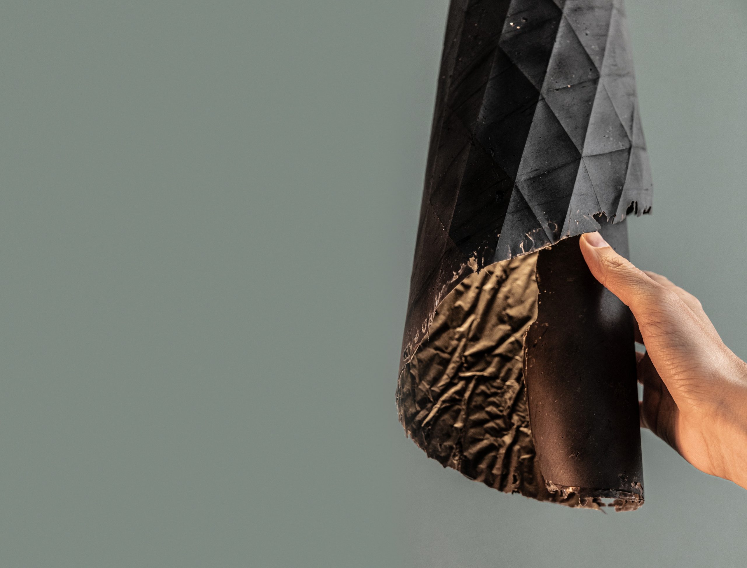 Détail, Main qui touche une lampe Albatros Noire