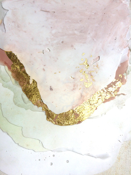 détail matériau silicone lamelle avec couleur rose marbrée et or